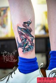 Простой и популярный рисунок татуировки акулы на ногах