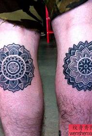 un frumos tatuaj geometric de flori pe vițel