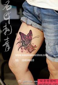Patrón de tatuaje de mariposa bellamente coloreado para las piernas de las niñas