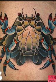 kreatywny tatuaż kraba w nodze