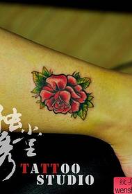 女生腿部小巧唯美的玫瑰花纹身图案
