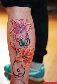 Patrón de tatuaje de lirio de color de pierna