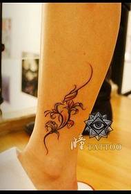 Tá pátrúin tattoo fíniúnacha soiléir ar chosa cailíní