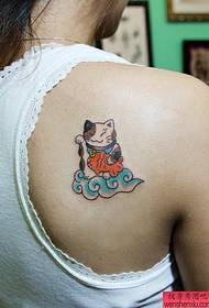 a back beckoning cat tattoo patroon