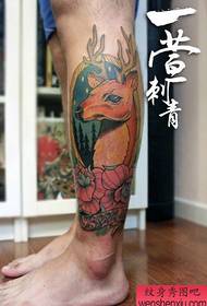 Motif de tatouage de cerf cool populaire jambes mâles