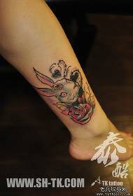 Симпатичная модная татуировка кролика для ног девушки