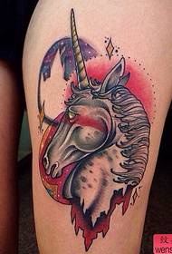 Show de tatuajes, recomiende un tatuaje de unicornio en la pierna