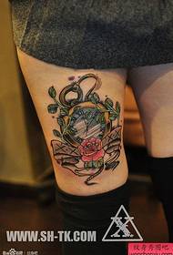 Nő lába virág kötél tetoválás mintával