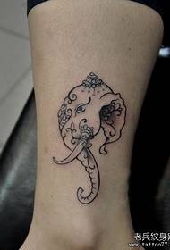 Padrão de tatuagem de elefante simples e bonito para as pernas das meninas