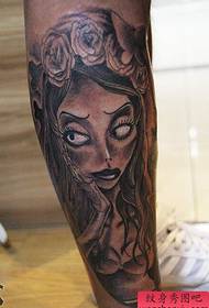 Lavoro di tatuaggio sposa zombie gamba