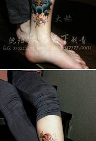 Modèle de tatouage classique de schoolskull de jambes de filles