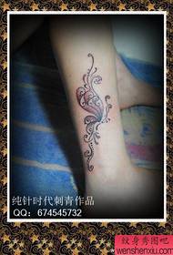 Magagandang pattern ng tattoo ng paruparo ng babaeng butterfly vine sa mga binti ng mga batang babae
