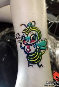 Slatki mali pčelinji uzorak tetovaže na nogama