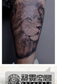 A classic lion head tattoo pattern for the trend of the legs
