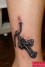 modèle de tatouage croisé d'une jambe de femme