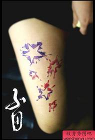Популярная пятиконечная звезда тату для ног девушки