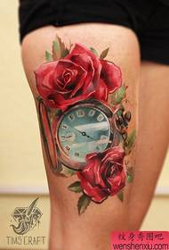 As pernas das meninas são populares com belos relógios de bolso e tatuagens de rosas