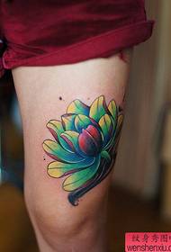 De benen van de vrouw, lotus, tatoeages