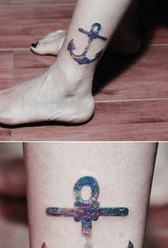 На ногах для дівчат популярний візерунок татуювання якоря поп-зірки