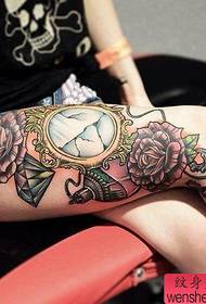 Nő lába kreatív színes tetoválások