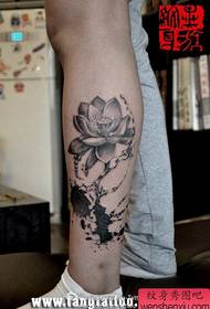 Красив черно-бял модел на татуировка на лотос на краката