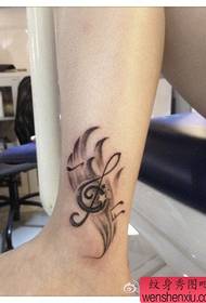 Patrón de tatuaje de nota estética popular de piernas de niña hermosa