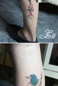 Красив модел на татуировката на тапицерия с изскачащи сливи
