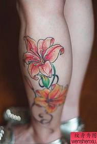 Tatuajes de lirios de color de pierna
