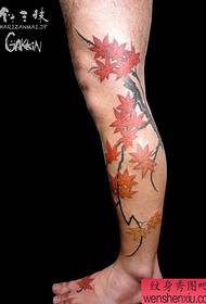 Nogi przystojny klasyczny wzór tatuażu w kolorze klonu