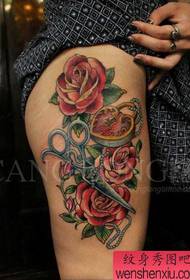 女生腿部很酷流行的玫瑰剪刀锁纹身图案