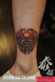 Kule og kjekke Tang-løve tatoveringsmønster på mannsbena