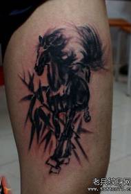 Mężczyzna nogi w stylu chińskim tuszem malowanie tatuażu konia wzór tatuażu