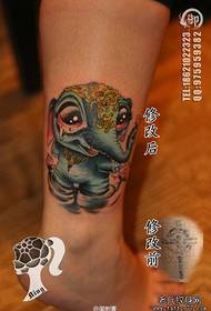 Noga modni trend vzorca tetovaže otroškega slona