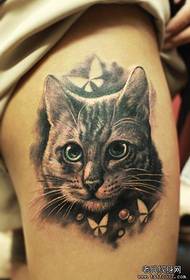 čiernobiela mačka na tetovanie na dievčenskej nohe