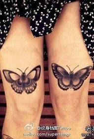 Fermoso patrón de tatuaxe de mariposa en branco e negro para as pernas das nenas