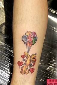 En benfärg liten färsk tatueringsmönster
