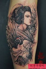 Modeli i bukur tatuazh i geisha dhe i bardhë i vinçave në këmbë