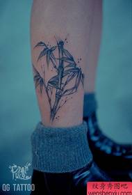 Frumos model de tatuaj din bambus alb-negru pe picioare