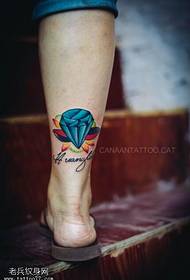 A imaxe da tatuaxe de diamantes en cor da perna cortesía de tatuaje