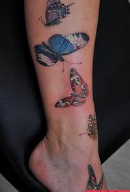 grupa pięknych tatuaży motylkowych działa na łydkę