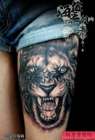 Les tatouages Lions des femmes dans les jambes sont partagés par les tatouages