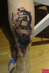 一幅小腿帆船刺青图案