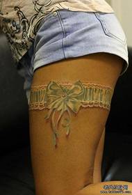 Gražus ir gražus nėrinių tatuiruotės modelis gražioms moterų kojoms