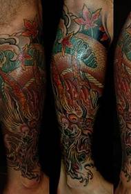 um trabalho de tatuagem de dragão de pernas na perna