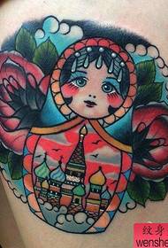 Espectacle de tatuatges, recomanen un patró de tatuatges de nines de colors de la cama