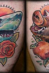 Классический рисунок ноги с татуировкой акулы и кабана