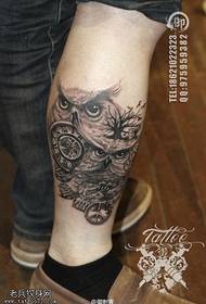 un patrón de tatuaje de búho en la pierna