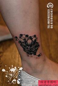 Calf popular black and white crown tattoo pattern