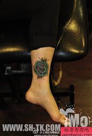 لڑکیوں کی ٹانگوں کے لئے شاندار نازک گلاب ٹیٹو کا نمونہ