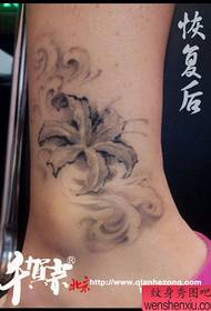 Bikang shank geulis sareng corak tattoo kembang hideung hideung bodas